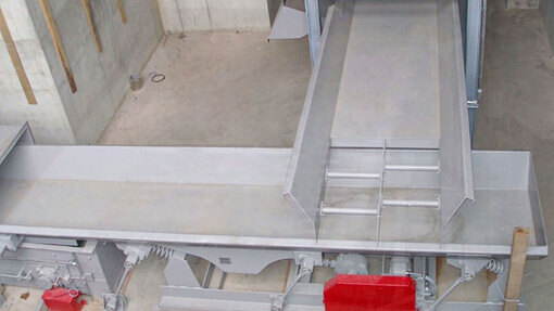 Dosing conveyor - with integrated separator for overlengths