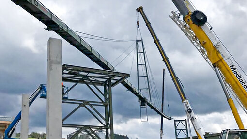Installation of a tube belt conveyor with 3-way pylon anchoring - for particularly large spans