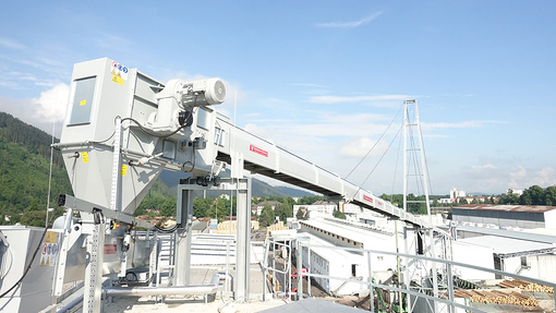 Tube belt conveyor - for online connection between sawmill and pelleting