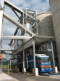 Truck loading station for wood pellets - with integrated pellet loading screen and movable belt conveyor for truck filling