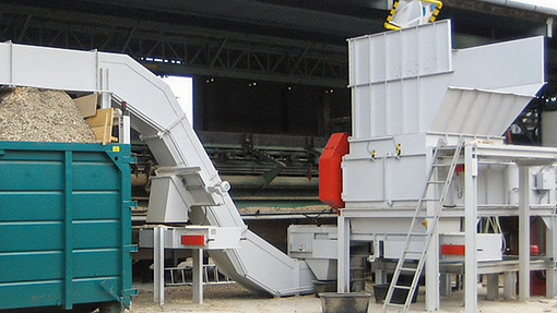Residues recycler - with storage feeding system and wheel loader feeding hopper